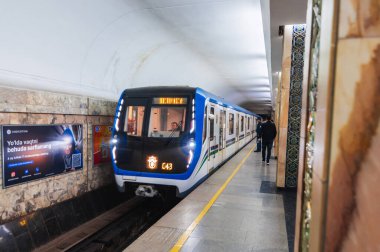 Taşkent metrosundaki tren istasyonunda. Taşkent, Özbekistan - 17 Nisan 2024