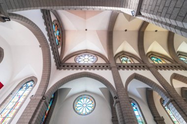 Güzel beyaz tavanlı bir Hıristiyan Katolik kilisesinin içinde. Özbekistan, Taşkent 'teki İsa' nın Kutsal Kalbi Katedrali