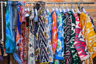 Özbekistan 'daki bir doğu pazarında çok renkli geleneksel Asya elbiseleri