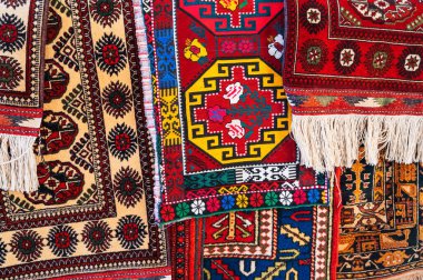 Özbekistan 'da pazarda renkli pahalı modern doğulu Arap halıları