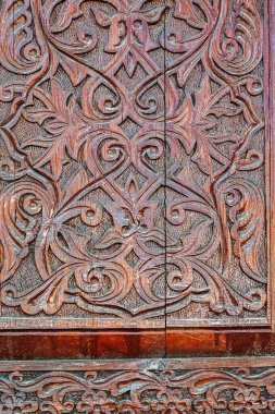 Özbekistan 'da, Özbekistan' da eski bir ahşap kapının üzerindeki Arabesk desenli İslami kandakori süslemeleri