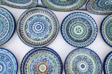 Özbek el yapımı seramik plaka, Özbekistan, Taşkent 'teki Asya çömlek atölyesinde elle boyanmış İslami desenli.