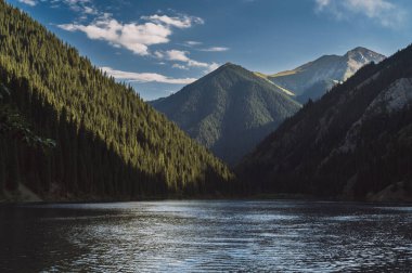 Yazın Kazakistan 'daki Tien Shan dağlarında Kolsai Gölü ile manzara