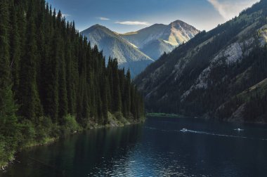 Yazın Kazakistan 'daki Tien Shan dağlarında Kolsay Gölü ile manzara