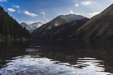 Yazın Kazakistan 'daki Tien Shan dağlarında Kolsay Gölü ile manzara