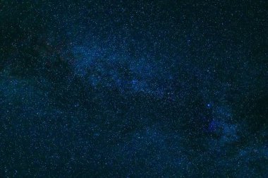 Gece yıldızlı gökyüzü, yıldızlar, Samanyolu ve arka planda galaksiler