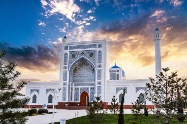 Özbekistan 'ın Taşkent kentindeki yeni beyaz mermer Küçük Cami baharda güzel gökyüzünün arka planında