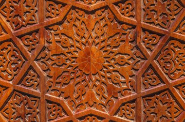 Özbekistan 'da ahşap oymalı bir kapı üzerine geleneksel Arap Özbekistan İslami desenleri arabesk süslemesi