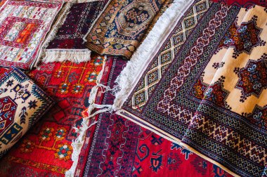 İstanbul 'da Türkiye pazarında geleneksel doğulu Türk el yapımı renkli halılar