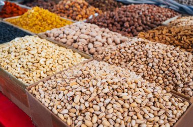 Doğudaki Özbek gıda pazarında çeşitli fındık çeşitleri, kurutulmuş meyveler. Badem, kuru üzüm, şam fıstığı, fındık ve fındık.