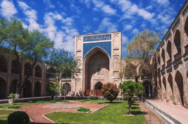 Özbekistan 'ın Taşkent kentindeki eski Özbek Kukeldash Madrasah avlusunda. Ortaçağ 'ın tarihi İslami medresesi yazın mavi gökyüzünün altında.