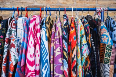 Türkiye 'deki bir doğu pazarında renkli geleneksel Arap elbiseleri