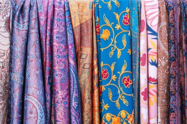 Özbekistan 'ın Taşkent kentindeki doğu pazarında parlak renkli desenli ipek eşarplar.