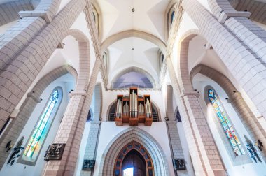 Duvarında org boruları olan Hıristiyan Katolik kilisesi. Özbekistan, Taşkent 'teki İsa' nın Kutsal Kalbi Katedrali