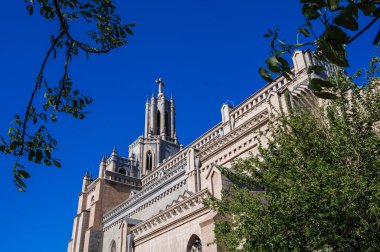 Orta Çağ Katolik Kilisesi Gotik tarzında taştan bir kule. Özbekistan, Taşkent 'teki İsa' nın Kutsal Kalbi Katedrali