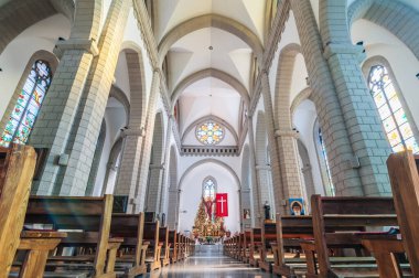 Bankları olan bir Hıristiyan Katolik kilisesinin içinde. İsa 'nın Kutsal Kalbi Katedrali. Taşkent, Özbekistan - 18 Nisan 2024