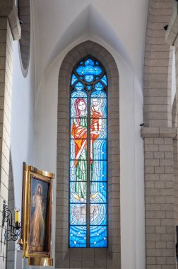 Eski Roma Katolik kilisesinde mozaikli vitray pencereler. İsa 'nın Kutsal Kalbi Katedrali. Taşkent, Özbekistan - 18 Nisan 2024