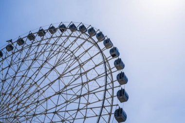 Beyaz büyük dönme dolap arka planda Eğlence parkında bir gökyüzü