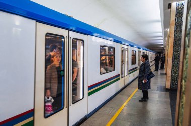 Taşkent metrosundaki tren istasyonunda. Taşkent, Özbekistan - 17 Nisan 2024