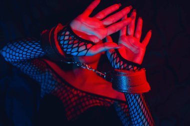 Deri kelepçeli kadın elleri vardı. İtaatkar kadın köle kız yatakta yatıyor. Zorlu seks boyun eğme, hakimiyet, ceza ve şiddet