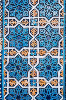 Geleneksel Arapça desenli antik seramik seramik Özbek süsü Özbekistan 'daki eski İslami Hazretler Camii' nin duvarını süslüyor