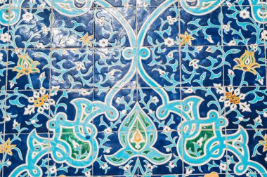 Özbekistan 'daki antik Müslüman camii Hazreti İmam, Özbekistan' daki geleneksel Özbek çiçek desenli seramik fayanslarla süslenmiş.