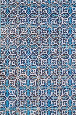 Antik Müslüman camiinin duvarı, Özbekistan 'da geleneksel Özbek süsü ve İslami desenli seramik fayanslarla süslenmiştir.