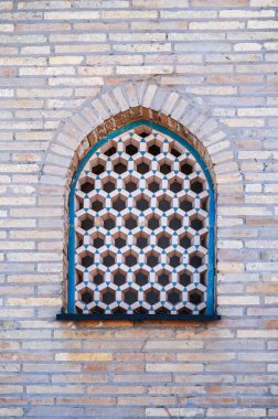 Özbekistan 'daki eski Müslüman camii Hazreti İmam' ın antik tuğla duvarına seramik fayanslardan örülmüş bir pencere.