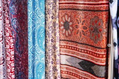 Hindistan 'daki bir Asya pazarında parlak renkli desenli ipek Hint eşarpları.