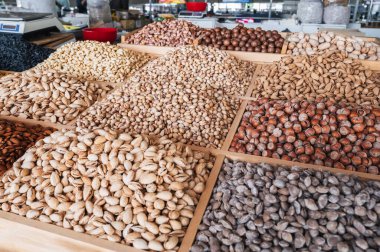 Şark pazarında tezgahın üzerinde değişik fındıklar var. Badem, şam fıstığı, fındık, macadamia, ceviz ve kaju.