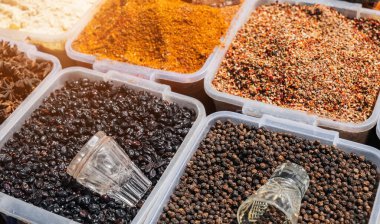 Asya Özbek pazarının tezgahında çeşitli doğulu baharat ve baharat çeşitleri var.