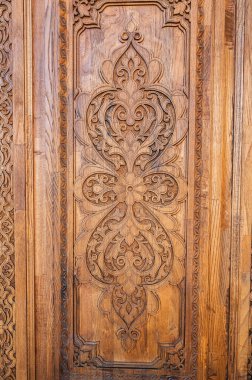 Özbekistan 'da eski bir ahşap kapı üzerine geleneksel Özbek desenleri arabesk süslemesi