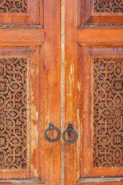 Özbekistan 'ın Taşkent kentindeki ahşap bir kapıya geleneksel Arap Özbek İslami desenli arabesk süsü