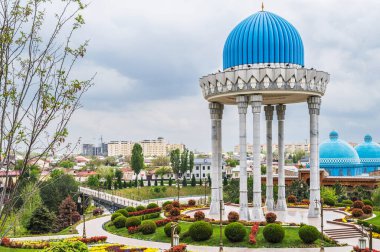 Anıt Patriots Anıtı ve Siyasi Baskı Mağdurları Müzesi İlkbaharda Özbekistan 'ın Taşkent kentinde