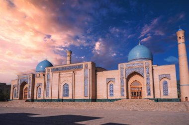 Ortaçağ İslam camii Hazretleri imamı. Yaz günü Özbekistan 'ın Taşkent kentindeki Mimari Kompleksi Hast Imom