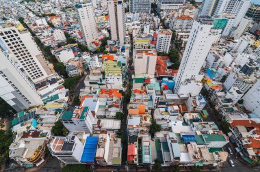 Yaz günü Asya 'da Nha Trang' in merkezindeki evlerin hava manzarası. Nha Trang, Vietnam - 19 Temmuz 2024