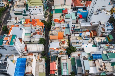 Asya 'daki Nha Trang gecekondu bölgesindeki çatıların tepesi. Nha Trang, Vietnam - 19 Temmuz 2024