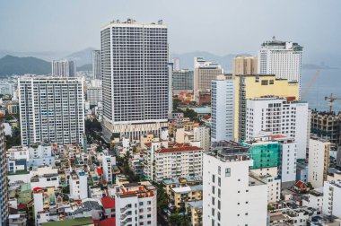 Vietnam 'daki Nha Trang şehrinin manzarası. Bir gökdelenin çatısından en üst manzara. Nha Trang, Vietnam - 20 Temmuz 2024