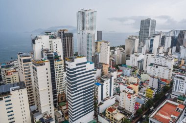 Bulutlu bir günde Asya 'daki Nha Trang şehrinin hava manzarası. Nha Trang, Vietnam - 20 Temmuz 2024