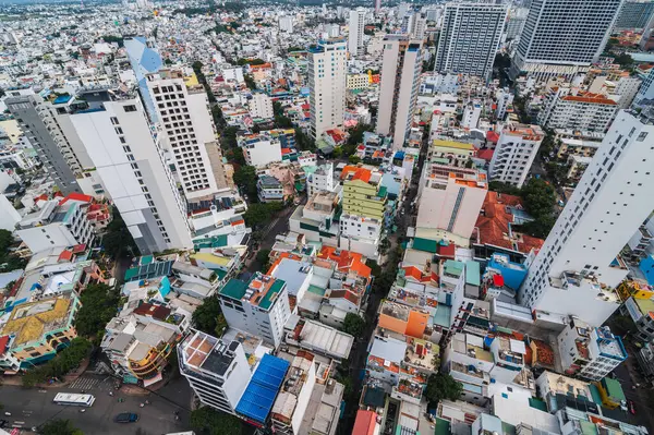 Yaz günü Asya 'da Nha Trang' in merkezindeki evlerin hava manzarası. Nha Trang, Vietnam - 19 Temmuz 2024