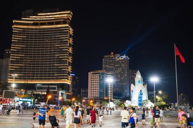 Nha Trang şehrinin merkez meydanı. Gece vakti Lotus Kulesi Thap Tram Huong. Nha Trang, Vietnam - 17 Temmuz 2024