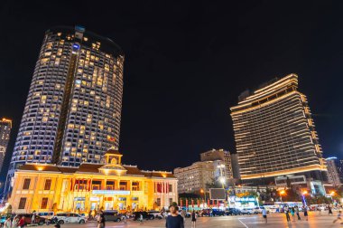 Merkezi meydanı ve gökdelen otelleri olan Nha Trang şehrinin panoraması. Nha Trang, Vietnam - 17 Temmuz 2024