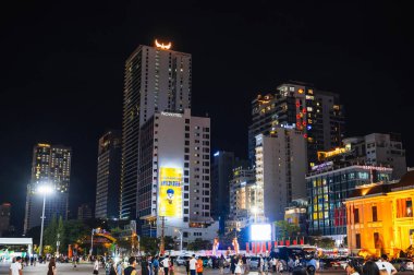 Nha Trang şehrinin merkezi meydanı ve gökdelen otelleri olan bir panoraması. Nha Trang, Vietnam - 17 Temmuz 2024