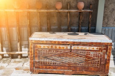 Sokakta metal desenli geleneksel Özbek ahşap sandığı