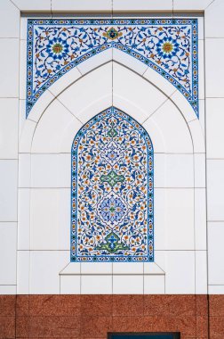 Geleneksel Özbek çiçek süsüyle seramik seramik seramik desenler. Özbekistan 'daki Beyaz İslami Cami Duvarı