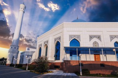 Özbekistan 'ın Taşkent kentindeki Yeni İslami Mescid Küçük Camii' nin beyaz minaresi.