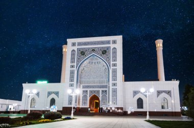 Özbekistan, Taşkent 'teki yeni modern beyaz İslami Minor Camii yıldızlı mavi gökyüzü ve Samanyolu altında