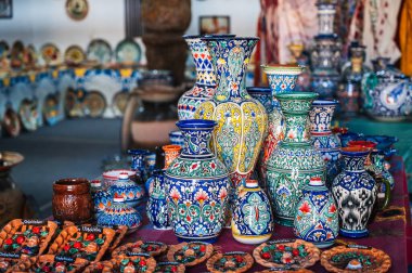 Özbek seramik vazoları ve sürahileri Özbekistan 'daki çömlekçilik atölyesinde Asya dükkanında