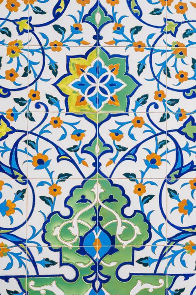 Geleneksel Özbek çiçek desenli seramik fayans. Özbekistan 'ın Taşkent kentindeki Beyaz Cami Duvarı