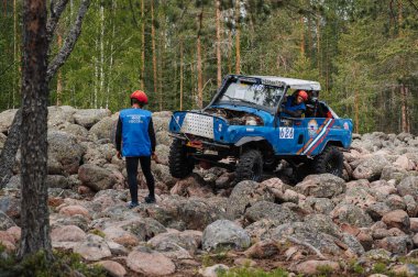 KARELIA, RUSSIA - CIRCA JUNE, 2022: Ladoga Gölü çevresindeki Off-road turnuvası Ladoga Kupası 2022. Off-road Jeep UAZ 4x4 doğadaki kayaların üzerinde yarışır.